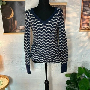 Roxy blue and white v-veck chevron sweater size large
